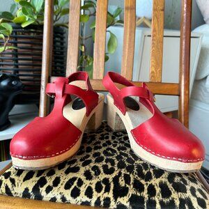 Red T-strap Imported Lotta's clogs - size 40